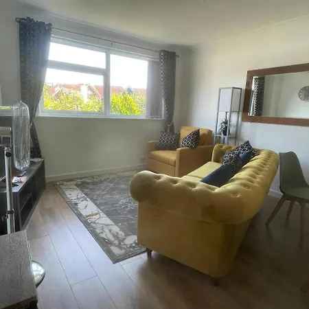 Peaceful First Floor Apartment Close To Town Centre Horsham Exterior photo
