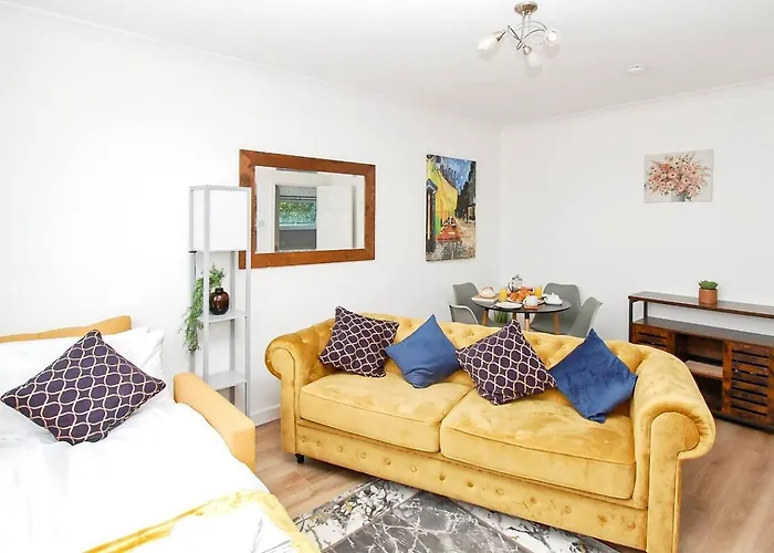 Peaceful First Floor Apartment Close To Town Centre