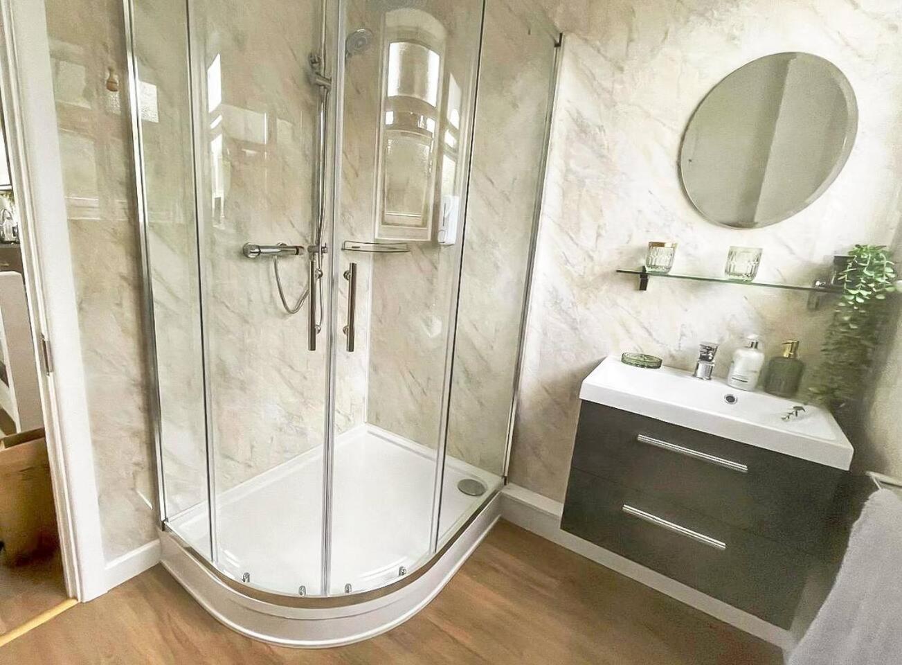 Peaceful First Floor Close To Town Centre Horsham