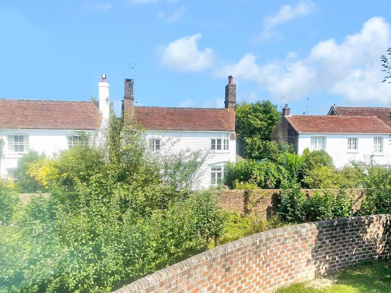 Peaceful First Floor Close To Town Centre