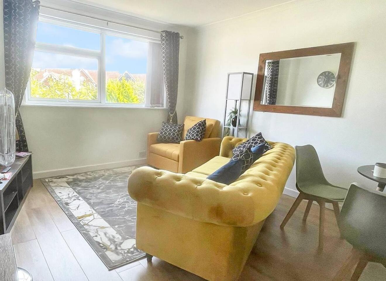 Peaceful First Floor Close To Town Centre Appartamento