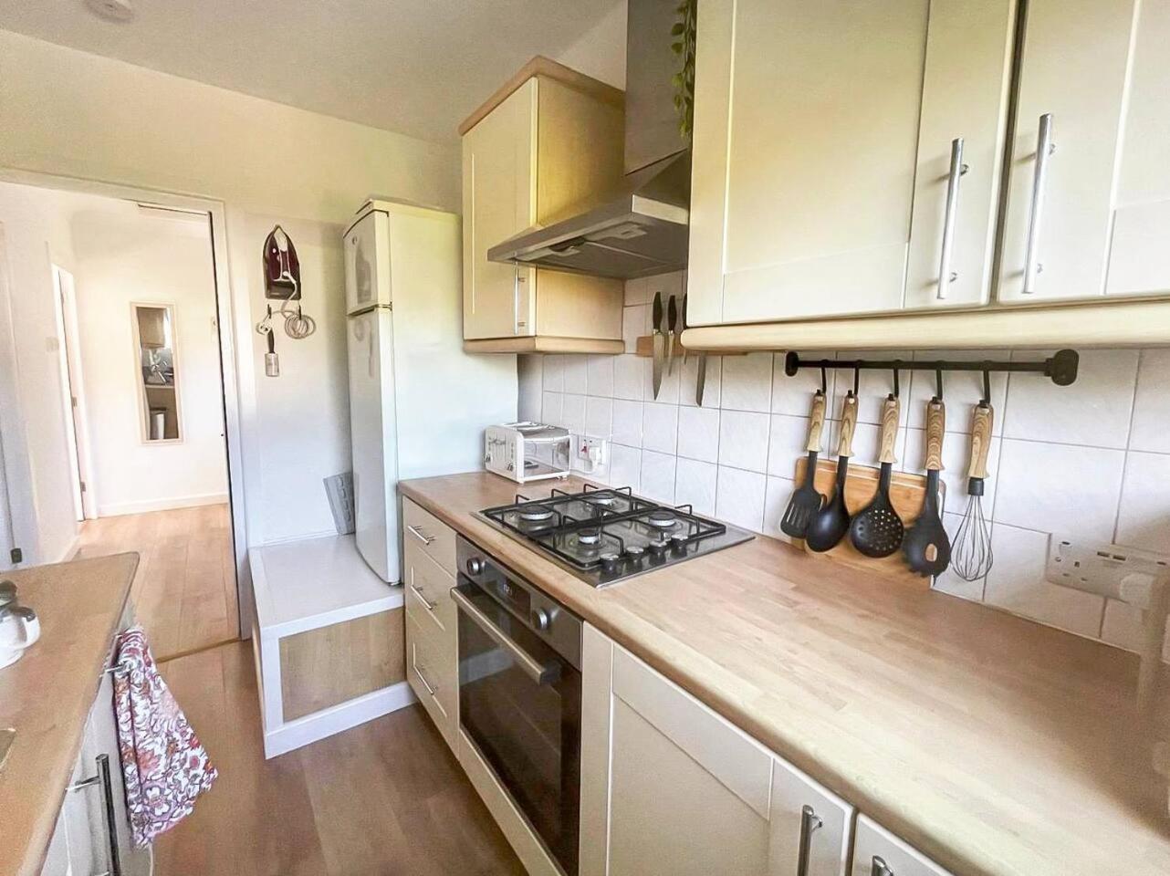 Peaceful First Floor Close To Town Centre Appartamento Horsham
