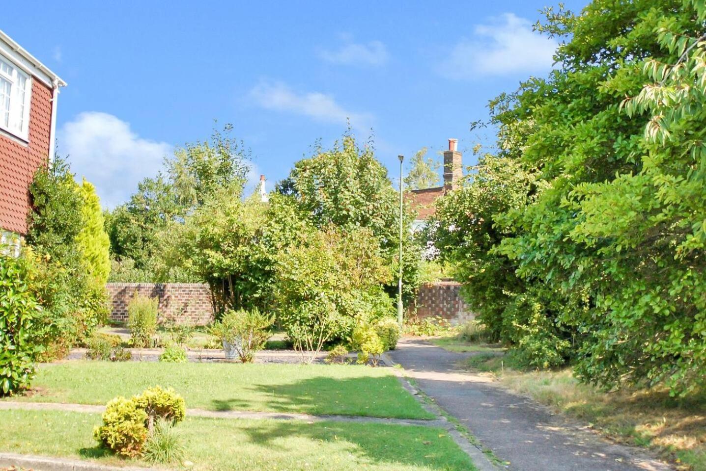 Peaceful First Floor Close To Town Centre * Horsham